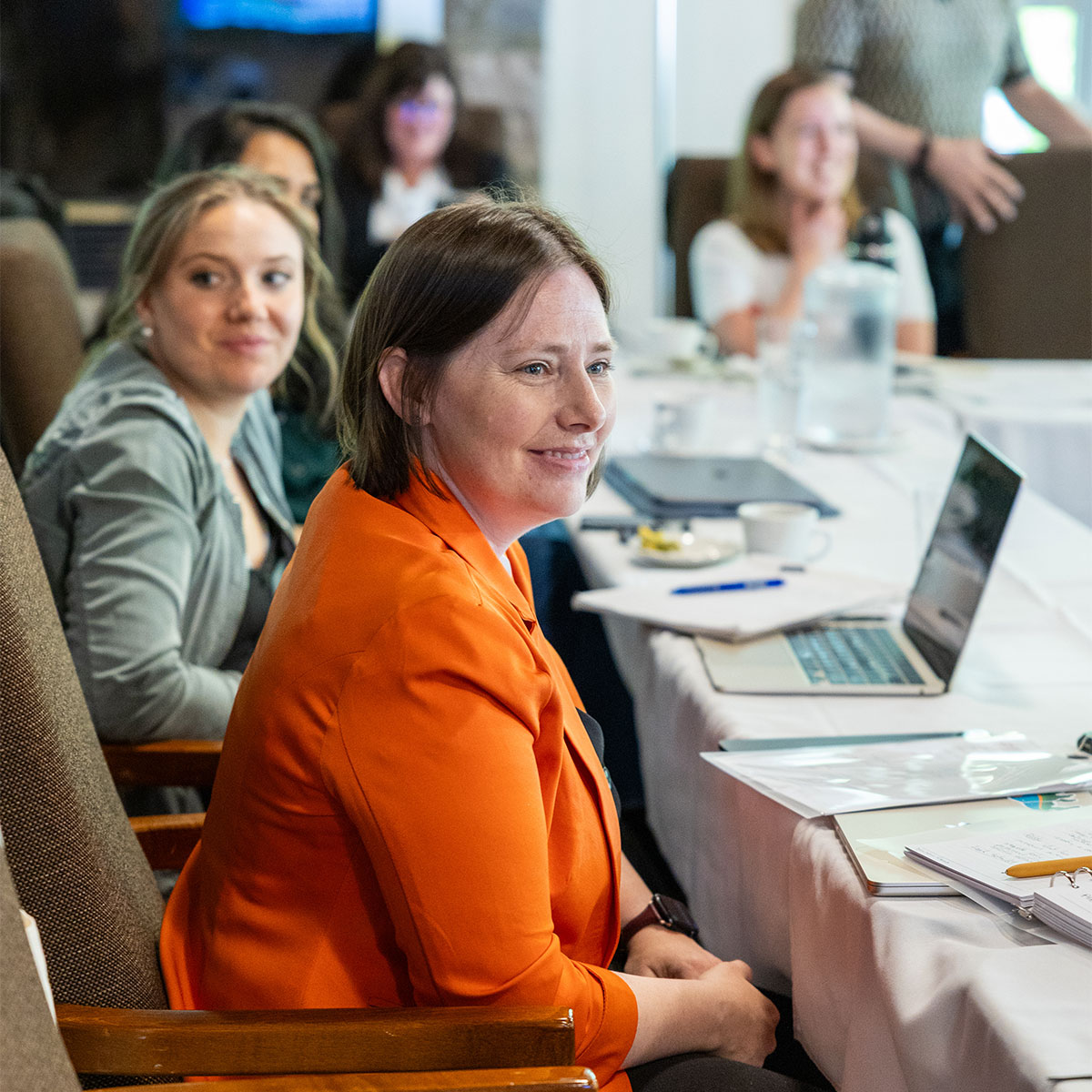 Femme assise pendant une réunion de l'organisme indépendant