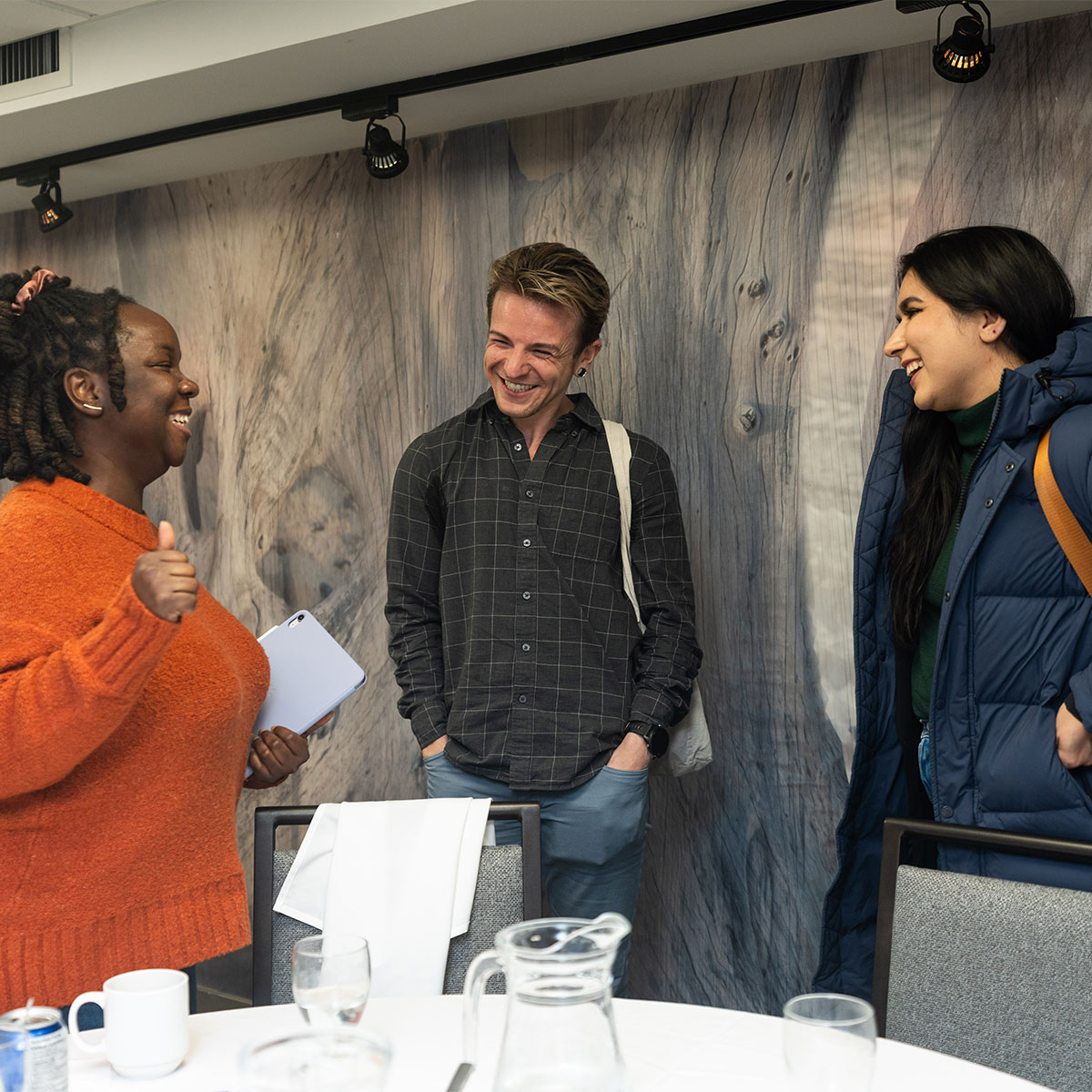 3 personnes de nationalités différente qui discutent