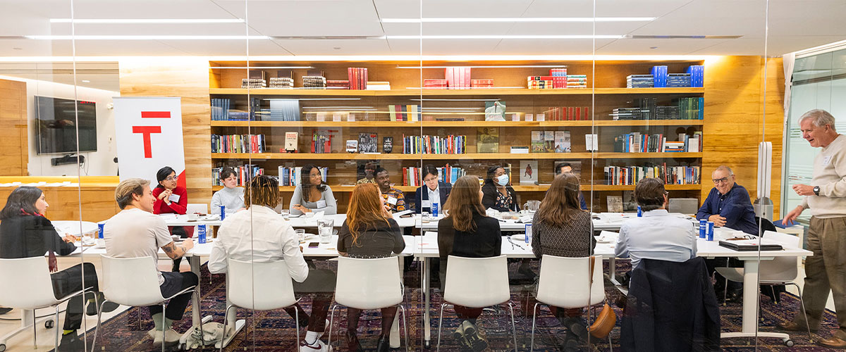 Photo d'une réunion d'équipe d'un organisme indépendant