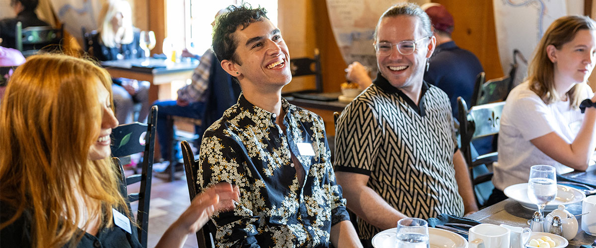Des jeunes adultes au restaurant entrain d'avoir du plaisir et de discuté