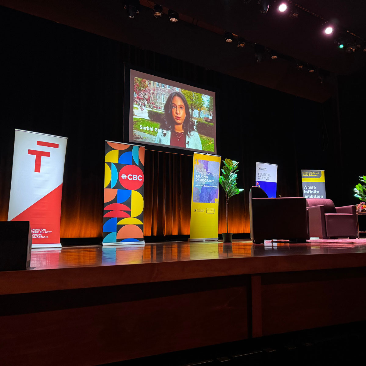 Une scène pour une conférence.