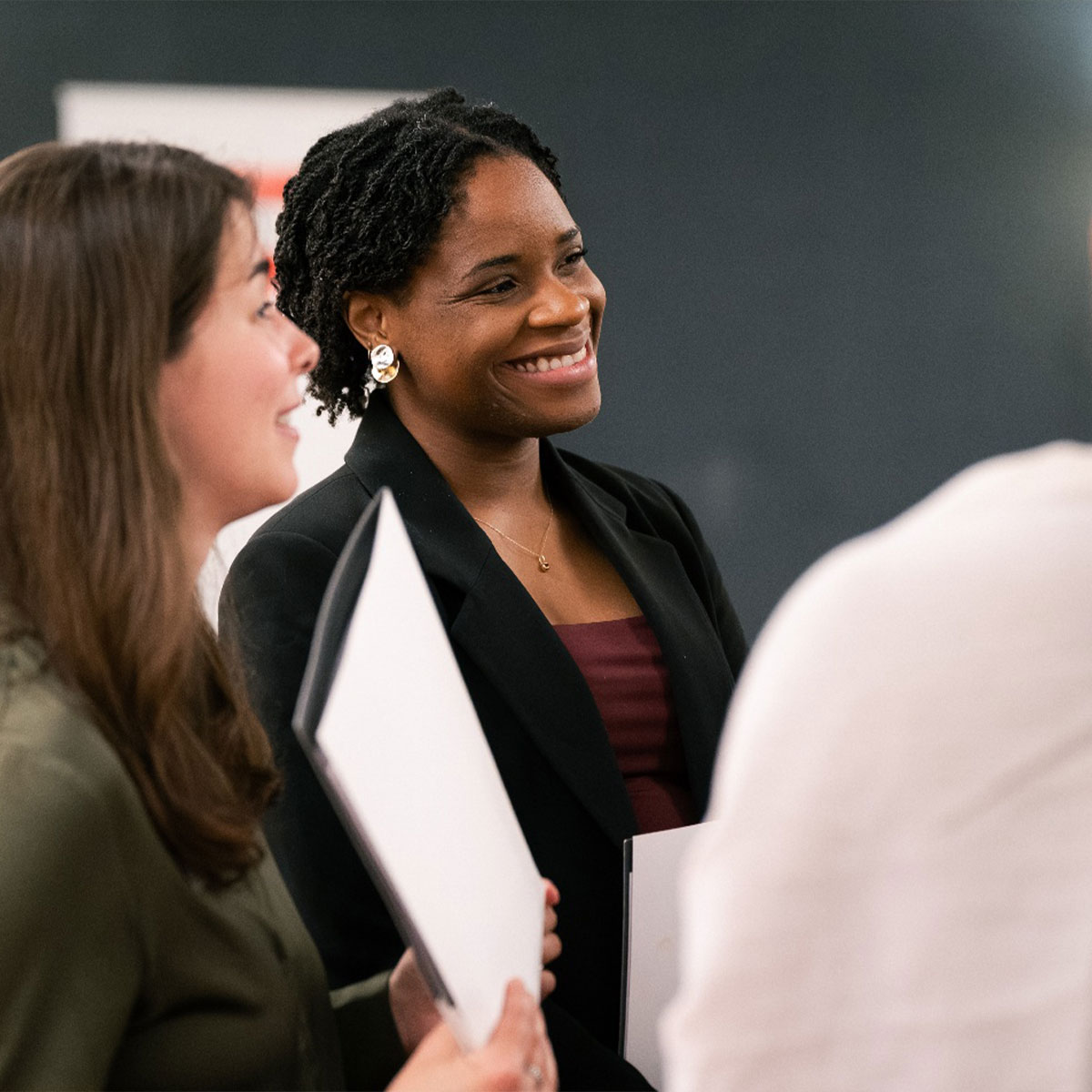 Deux femmes qui écoutent une discussion